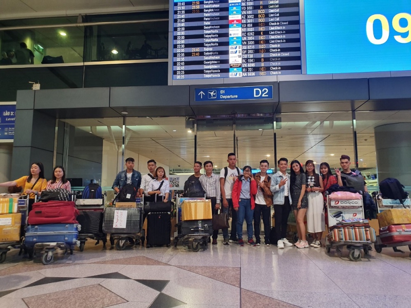 Tiễn sinh viên ở sân bay ngày 6.6.2019